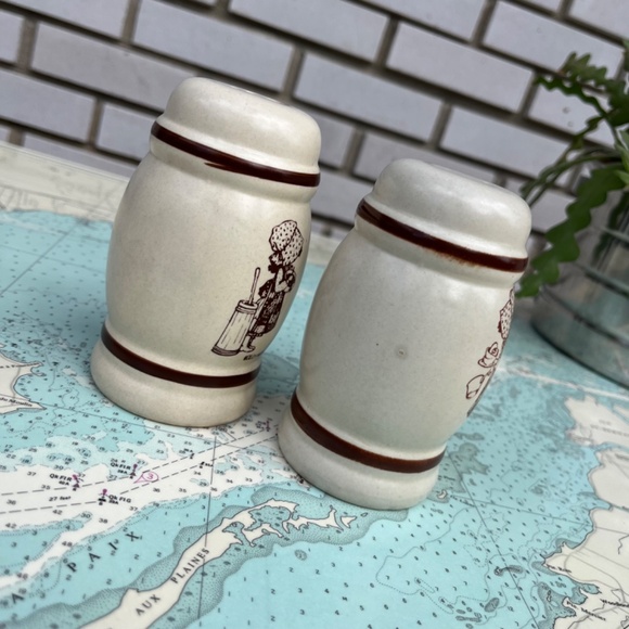 Vintage 70s Holly Hobbie Salt & Pepper Shaker Set - Picture 4 of 6